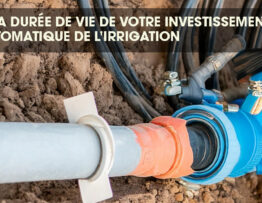 Travaux manuels sur des tuyaux d'irrigation dans un jardin