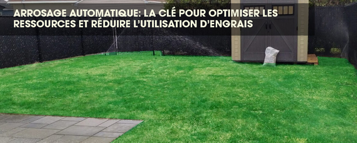 Jardin arrosé par un système d'irrigation automatique avec un sac d'engrais à l'arrière-plan