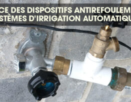 Dispositif anti-débordement installé sur un tuyau d'un système d'irrigation.