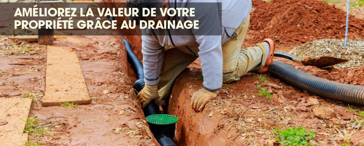 Personne qui installe un système de drainage pour augmenter la valeur de sa propriété