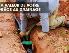 Personne qui installe un système de drainage pour augmenter la valeur de sa propriété